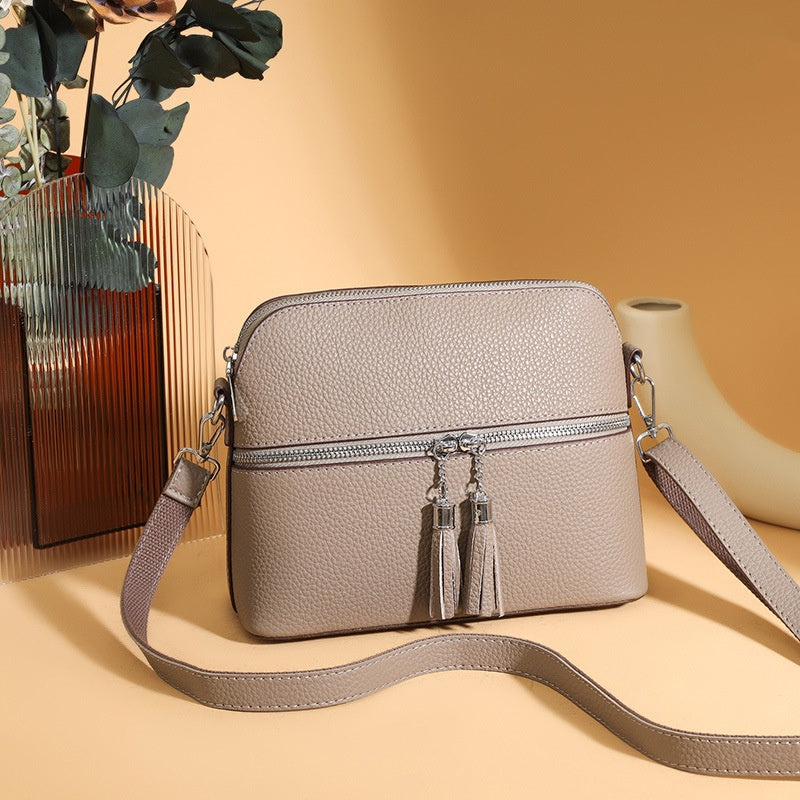 Crossbody-Tasche mit Doppelreißverschluss und Quasten